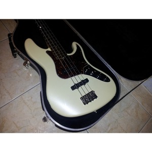 Бас-гитара Fender AMERICAN DELUXE JAZZ BASS RW Olympic White