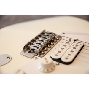 Электроакустическая гитара Fender Squier Bullet Strat Tremolo RW arctic white