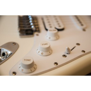 Электроакустическая гитара Fender Squier Bullet Strat Tremolo RW arctic white