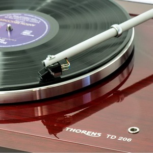 Проигрыватель винила Thorens TD206 mahogany