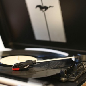 Проигрыватель винила ION Audio MUSTANG LP с радио [black]