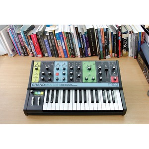 Аналоговый синтезатор Moog Grandmother