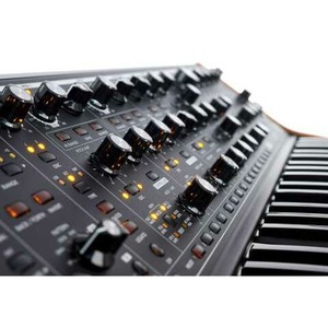 Аналоговый синтезатор Moog Subsequent 37