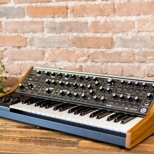 Аналоговый синтезатор Moog Subsequent 37