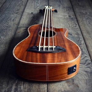 Укулеле бас со звукоснимателем Ortega CAIMAN-FL-GB