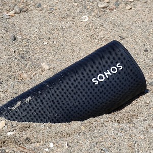 Прочная и водонепроницаемая акустика Sonos Roam Black