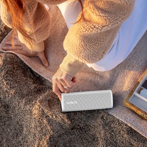 Прочная и водонепроницаемая акустика Sonos Roam White
