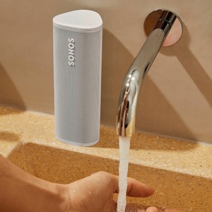 Прочная и водонепроницаемая акустика Sonos Roam White