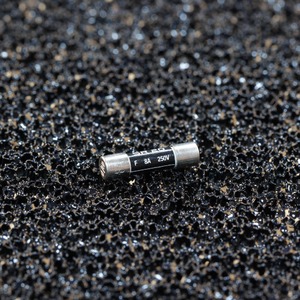 Предохранитель Synergistic Research Quantum Fuse SR20 Fast-Blow 8A (5x20mm)