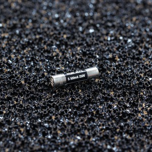 Предохранитель Synergistic Research Quantum Fuse SR20 Slow-Blow 500mA (5x20mm)