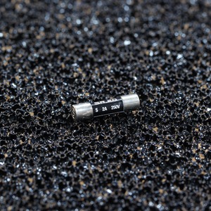 Предохранитель Synergistic Research Quantum Fuse SR20 Slow-Blow 2A (5x20mm)