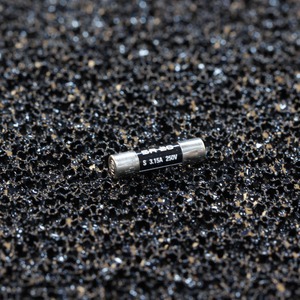 Предохранитель Synergistic Research Quantum Fuse SR20 Slow-Blow 3.15A (5x20mm)
