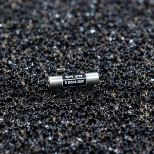 Предохранитель Synergistic Research Quantum Fuse SR20 Slow-Blow 100mA (5x20mm)