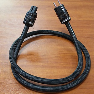Кабель силовой Schuko - IEC C13 Oyaide EE / F-S 2.6 SE (Oya-004e/004) 1.5m