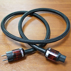 Кабель силовой Schuko - IEC C13 Oyaide EE / F-S 2.6 SE (Oya-046e/046) 1.5m