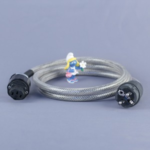 Кабель силовой Schuko - IEC C13 Isol-8 IsoLink 2 Oyaide 1.5m