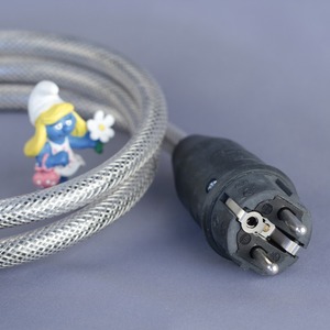 Кабель силовой Schuko - IEC C13 Isol-8 IsoLink 2 Oyaide 1.5m