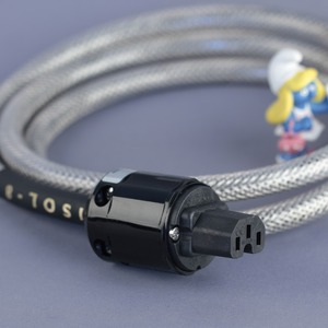 Кабель силовой Schuko - IEC C13 Isol-8 IsoLink 2 Oyaide 1.5m