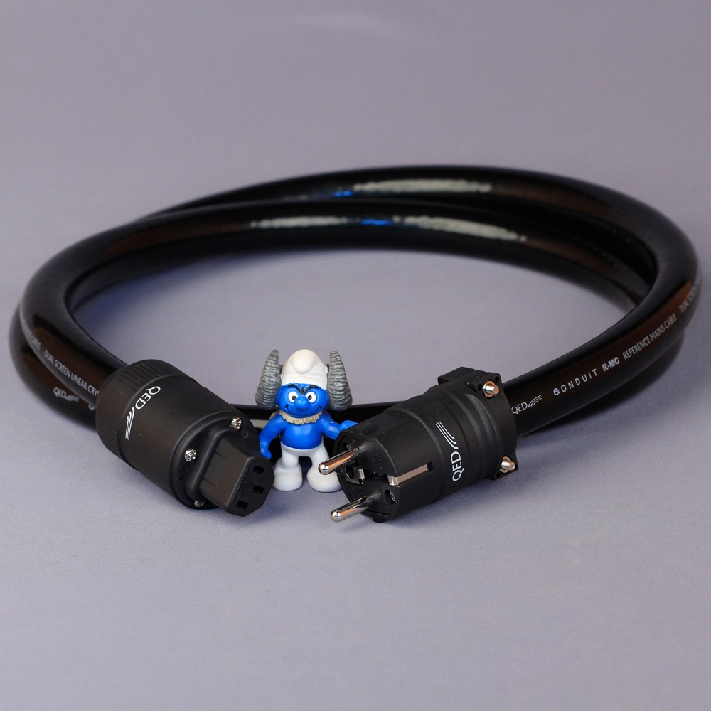 Кабель силовой Schuko - IEC C13 QED Reference Qonduit 1.5m