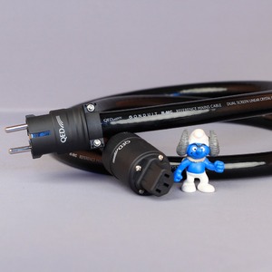 Кабель силовой Schuko - IEC C13 QED Reference Qonduit 1.5m