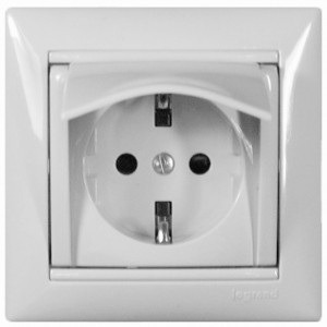 Розетка силовая Legrand 774220 Valena