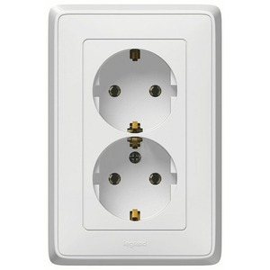 Розетка силовая Legrand 773627 Cariva