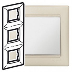 Рамка 3 поста Legrand 770487 Valena