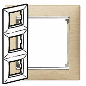 Рамка 3 поста Legrand 770387 Valena