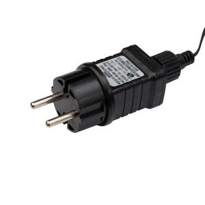 Еловый шлейф с ягодами и гирляндой Neon-Night 307-113 1.8 м, 30 LED, 31 В, литой, теплое белое свечение