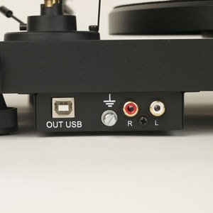 Проигрыватель винила Pro-Ject Debut Carbon DC Phono USB Piano Black