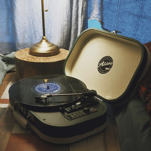 Проигрыватель винила Alive Audio VINTAGE Cades Gin c Bluetooth