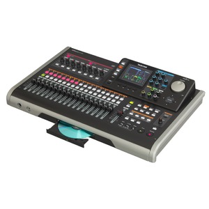 Студийный рекордер/проигрыватель TASCAM DP-24