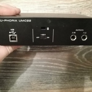 Внешняя звуковая карта с USB Behringer UMC22