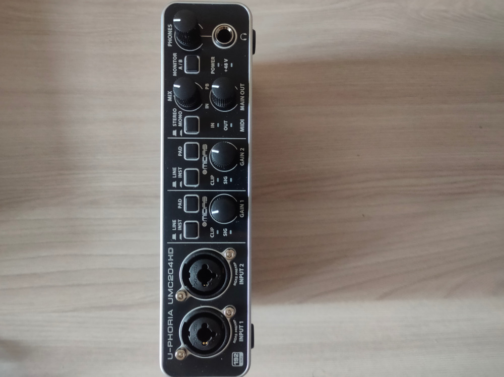 Внешняя звуковая карта behringer umc204hd